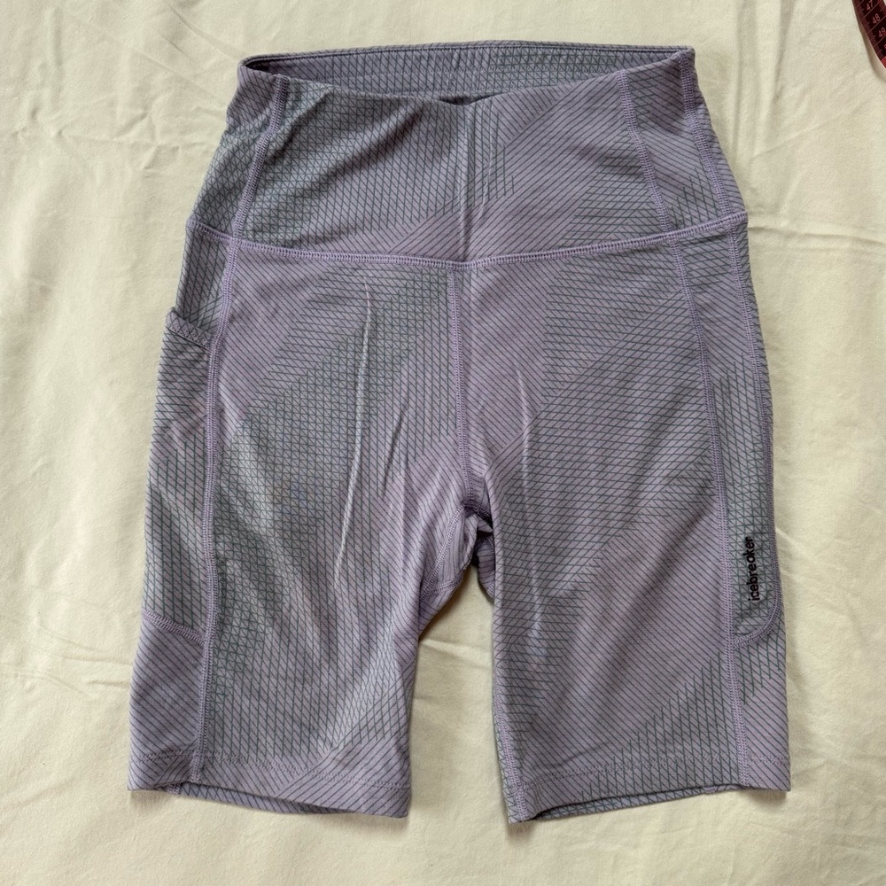 Icebreaker Fastray leggings shorts. Gray and lavender/light purple pattern.